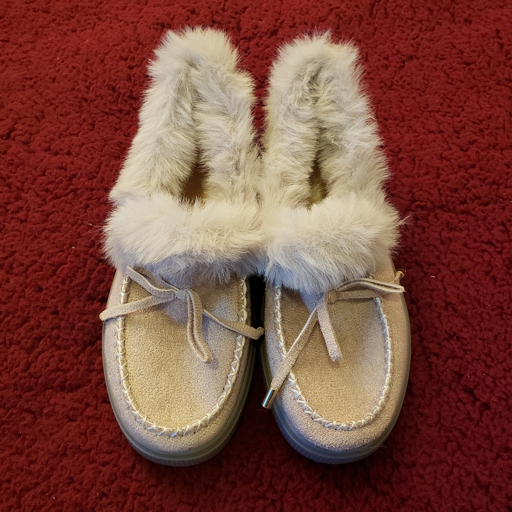 NWOT Women's Grey Suede Fleece Lined Mountain Moccasin Slippers Size 6.5 M